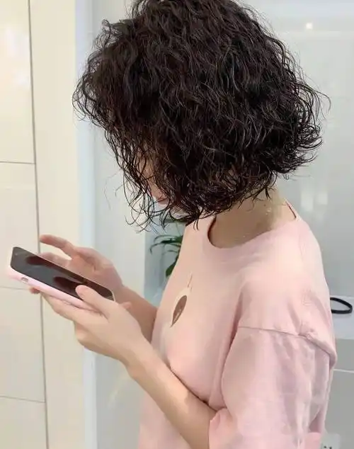 2023流行"短发烫",巨显年轻!_网络_侵权_内容