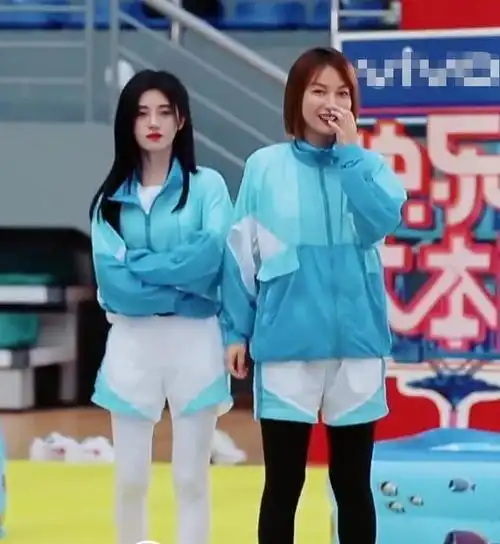 159鞠婧祎与174刘宇同框,二人光脚站地面,谁谎报身高一目了然