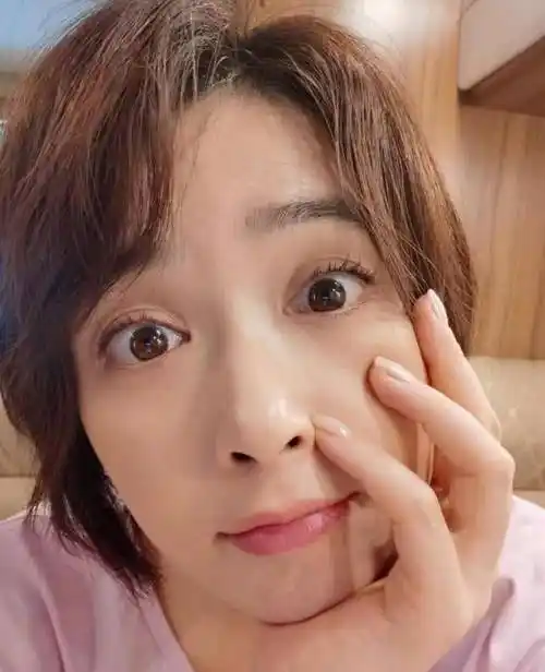 原创37岁蒋欣被质疑整容晒出自拍照气质变化太明显一点都不像她