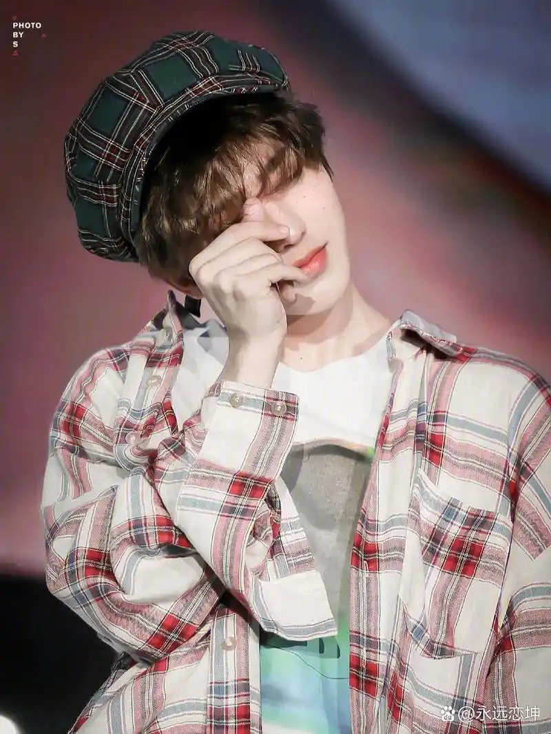 嘻嘻,我有我家坤坤的比心图啦!(禁止盗图)