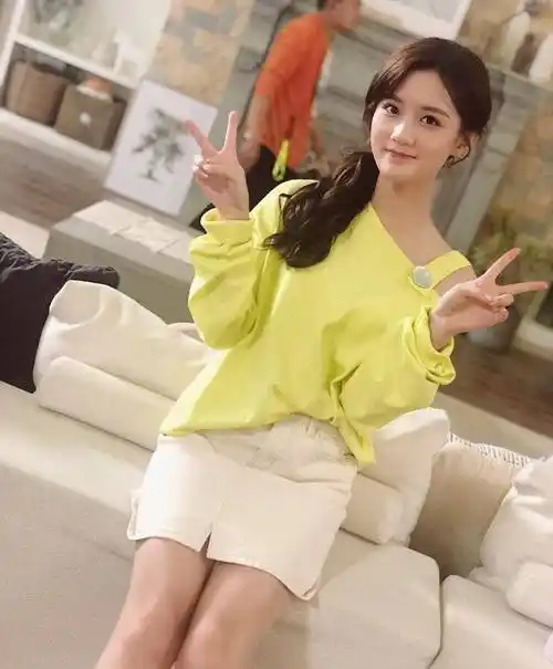 她是被《创造101》淘汰的小富婆,今晒居家照,穿卫衣也很甜美_陈意涵