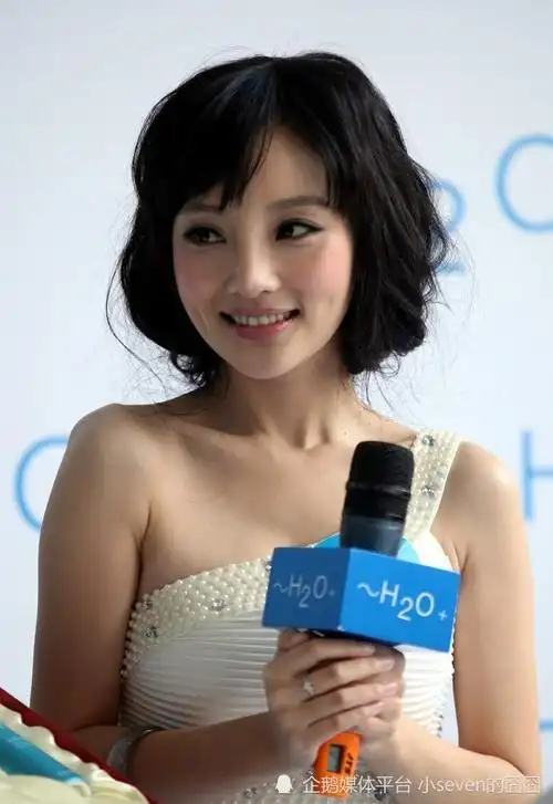 43岁李小璐生日照曝光,本人和闺蜜被调侃,网友:差点认不出来