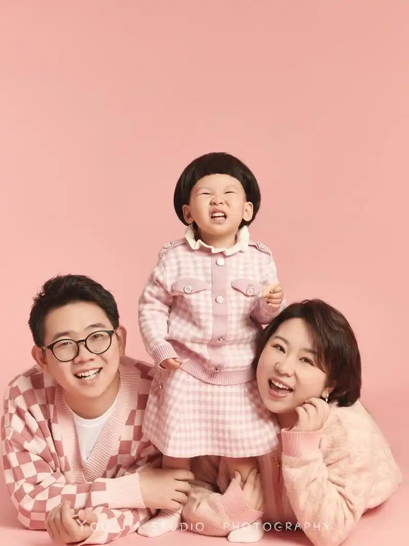 一家三口拍一组有爱的亲子 - 抖音