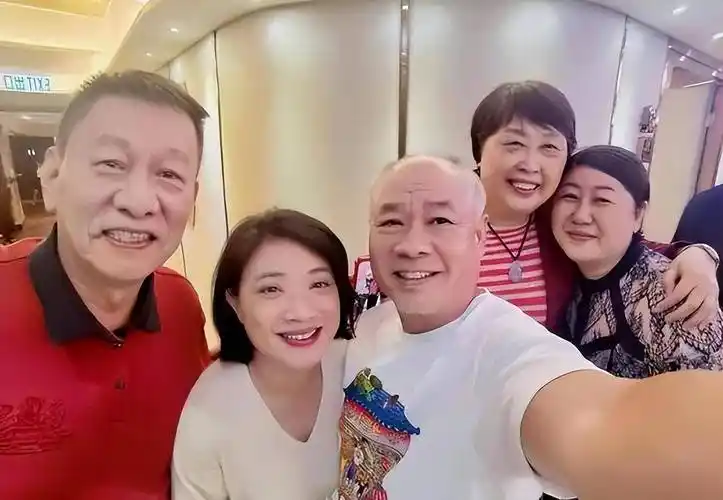 儿子帅气女儿甜美可爱,他头发稀疏,老婆风采依旧_运动_黑色_优势