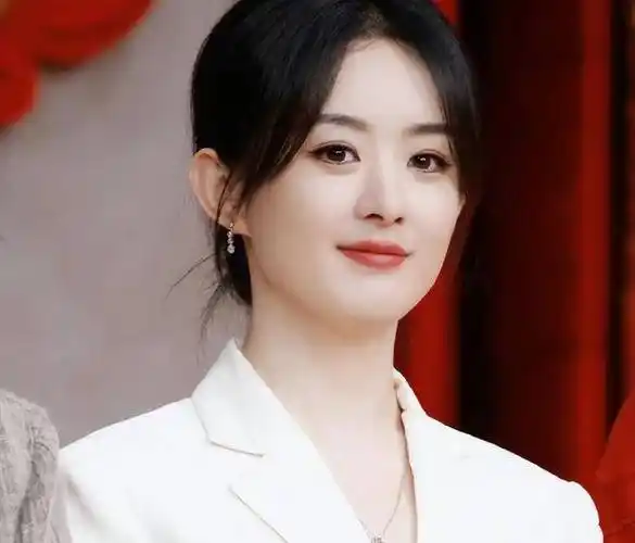 在娱乐圈,许多明星因为外貌,家世等原因而迅速走红,然而赵丽颖却凭借