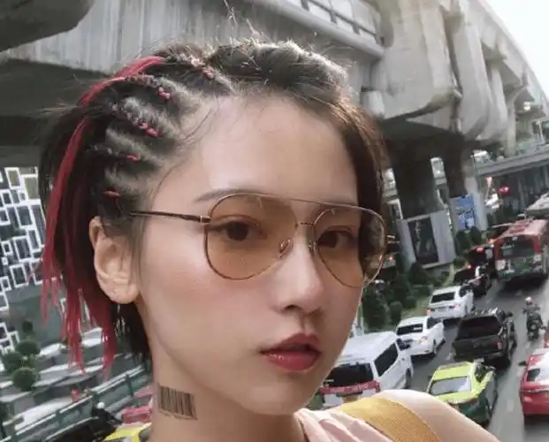 本以为诸葛大力短发够美了,当看到她"脏辫"造型后,我又可以了