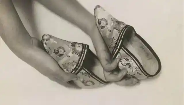 民国三寸金莲:靠小脚"嫁入豪门",洗脚痛到哭,丈夫却爱不释手