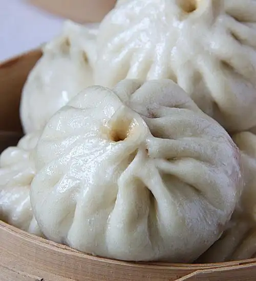 刚蒸好的大肉包子,一口咬下去鲜美无比!