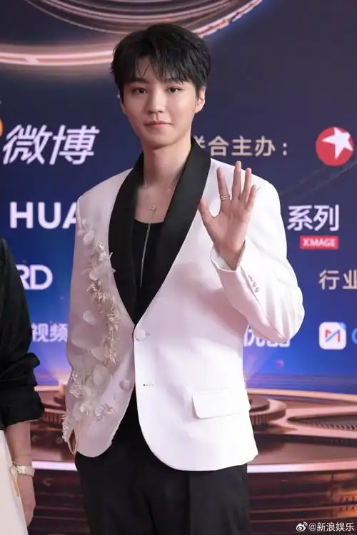 王俊凯 白色西装小王子