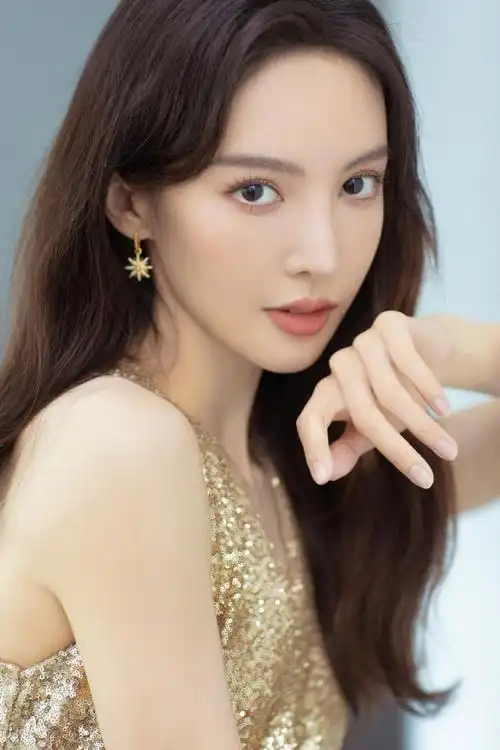 金晨穿鎏金长裙秀完美身材细腰长腿吸睛