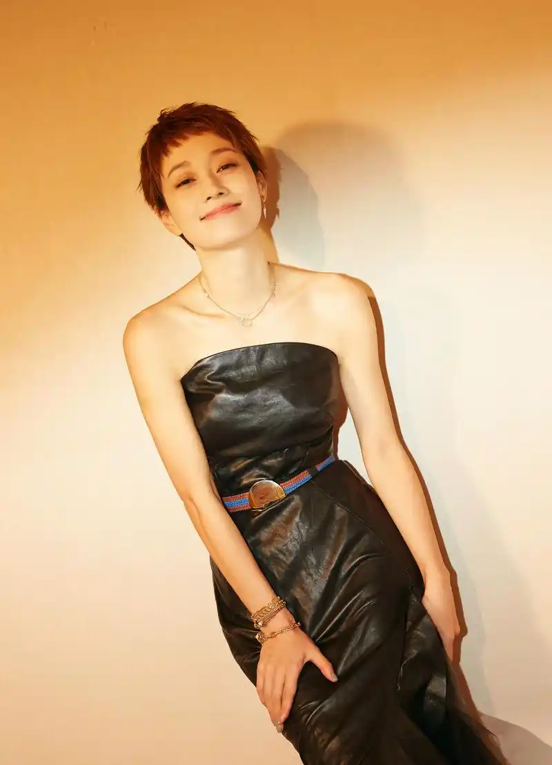 昨日,马伊琍亮相first青年电影展,一袭鱼尾抹胸长裙展优雅直角肩.