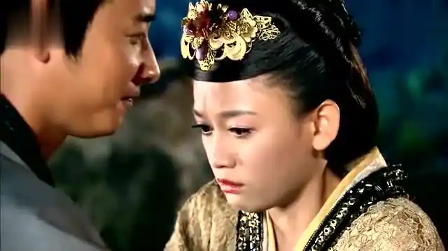 王的女人:吕乐贴心为海天缝合伤口,海天强吻吕乐惨遭掌掴!