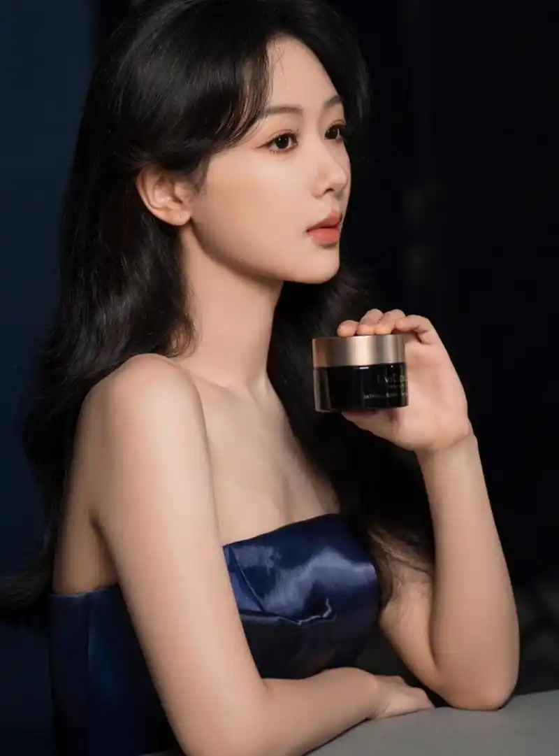 杨紫抹胸裙惊艳写真,优雅神秘让人沉醉其中,真的太美了!#热点引擎计划