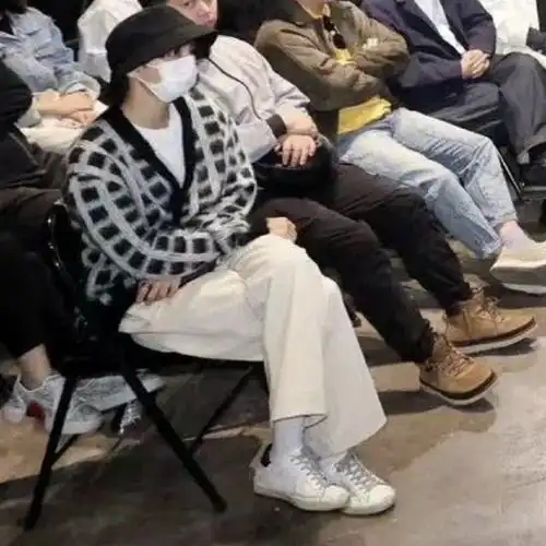 王俊凯超话黑袜子和白袜子的两种场合#王俊凯任第七届平遥影展特约策