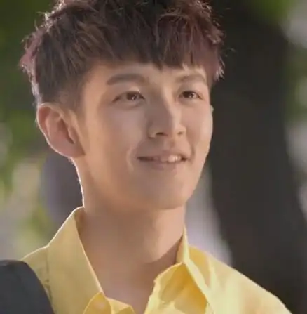 柯震东在这一可爱吧里边的头型怎么弄