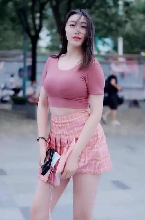 梨形女孩的身材可以这样穿露脐背心搭格子百邹裙少女感十足