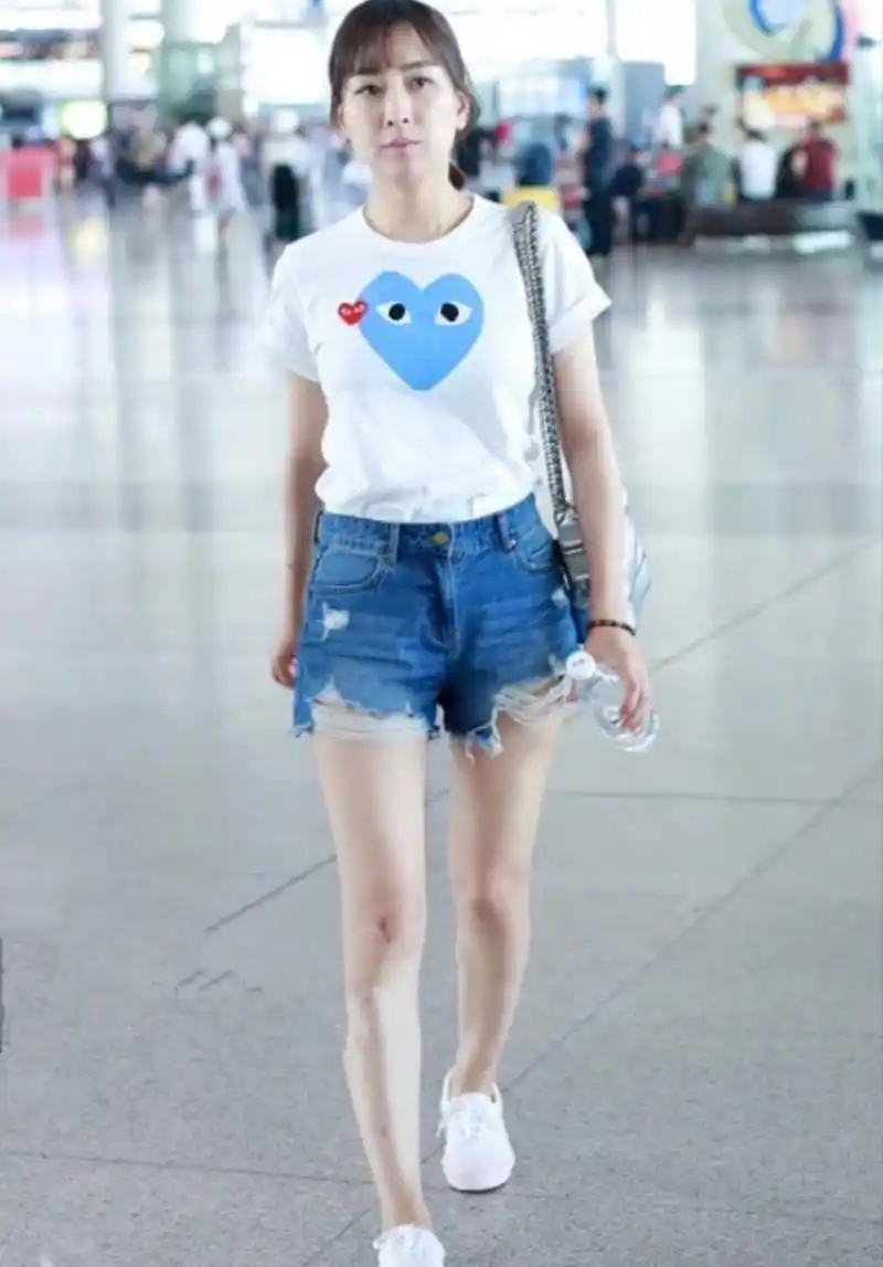 马苏的状态真好,素颜也是那么美,身穿白色短袖搭配牛仔短裤,简单舒适
