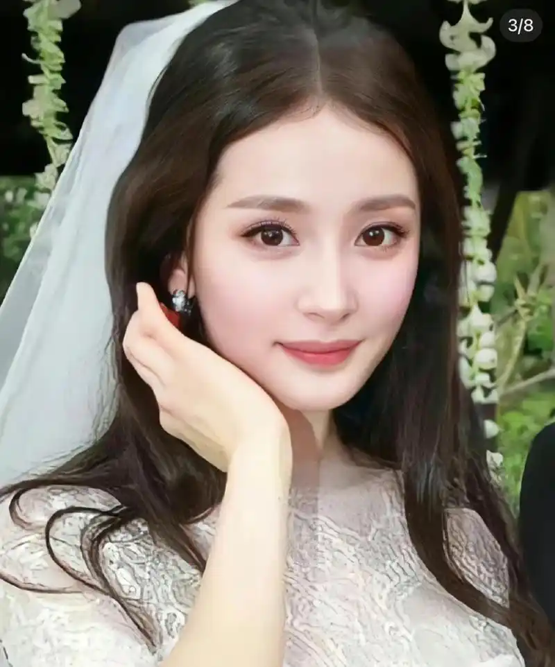 杨幂当年的结婚照,婚纱这么简单都抵挡不住的美啊!这眼神有光啊