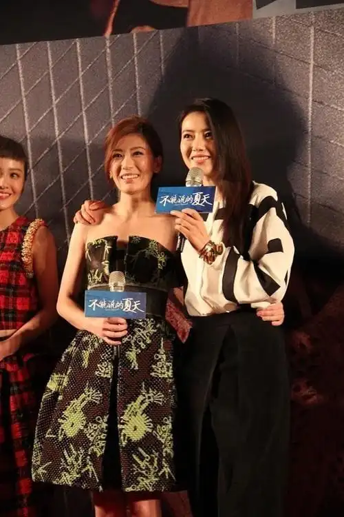 贾静雯同框高圆圆穿抹胸裙显出身材优势看着一点没有中年感