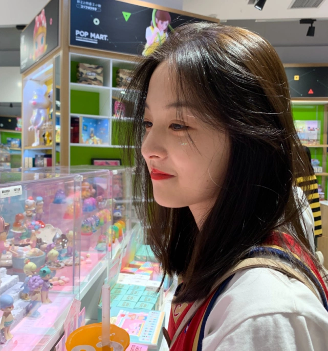 顾语涵不愧是被独宠的女人,今14岁穿"蓝带aj",这腿谁不可以?