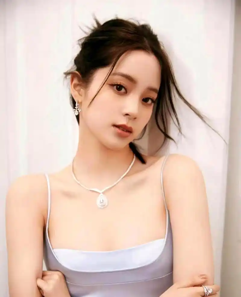 欧阳娜娜:从稚嫩少女到今日绝色佳人,焕发新意的华丽蜕变.