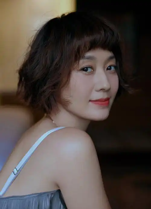 马伊琍身着吊带裙出席溯源青年奖 雪肤玉貌短发红唇大秀美背_凤凰网