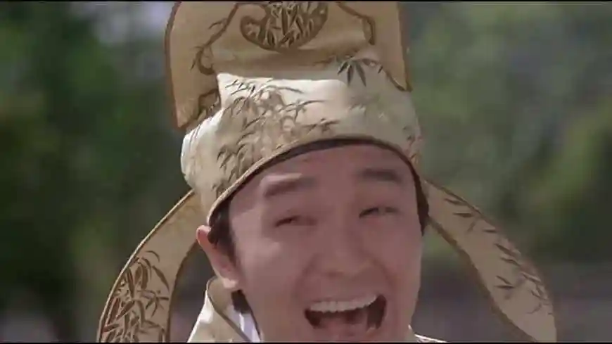 这种极尽狂笑式的笑容后的无奈,我们在很多周星驰的电影里都能看到