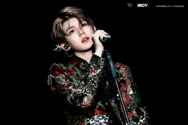 与王源十年璀璨共往##王源放下话筒之后还在唱