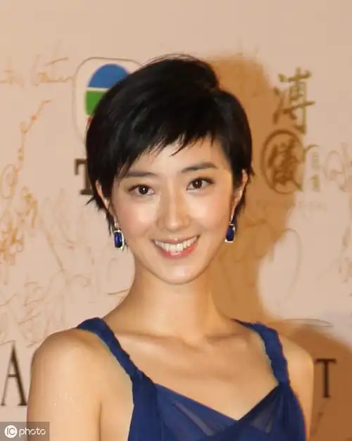 "短发精灵"桂纶镁,撩裙动作好优雅