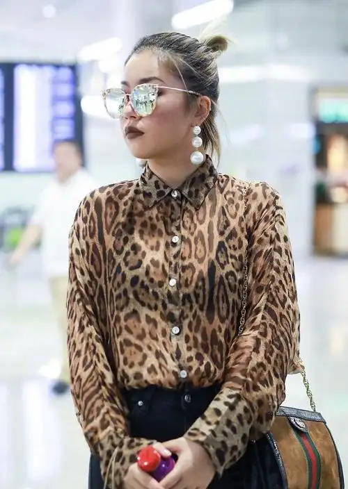 张馨予的气场一般人达不到,睡衣款开衫配豹纹打底衫,随性又霸气