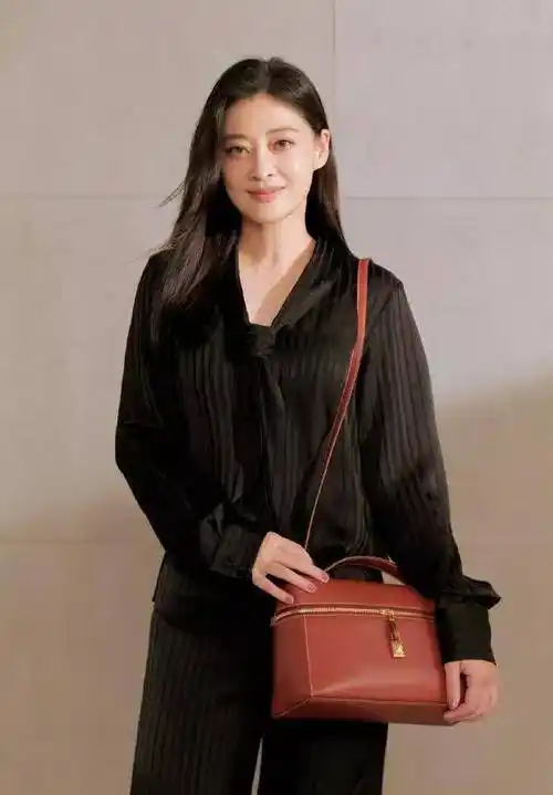 近日,梅婷工作室在社交平台分享了一组梅婷的秋季穿搭写真,引起了网友