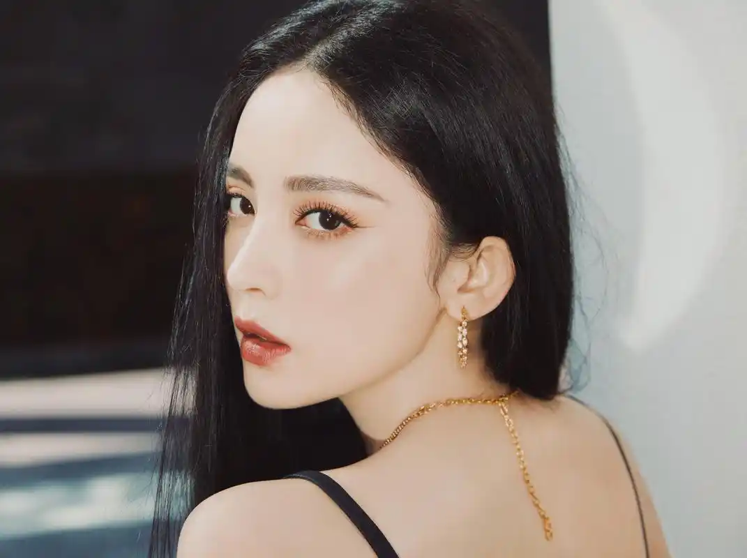 古力娜扎美图,黑直长发,容颜精致,时尚俏丽