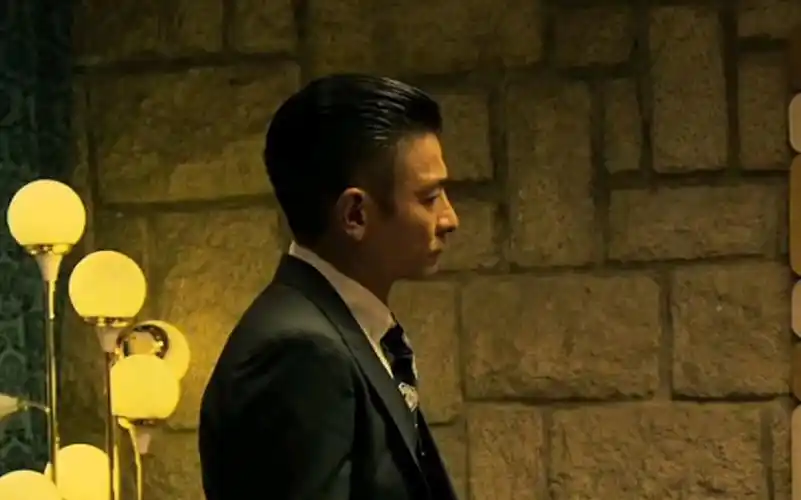 带你近距离全镜头领略一下刘德华在电影追龙1里面扮演的角色洛哥又帅