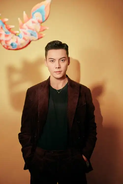 春晚##陈伟霆拿非遗龙糖画拍照##明星春晚造型##陈伟霆的糖画是从