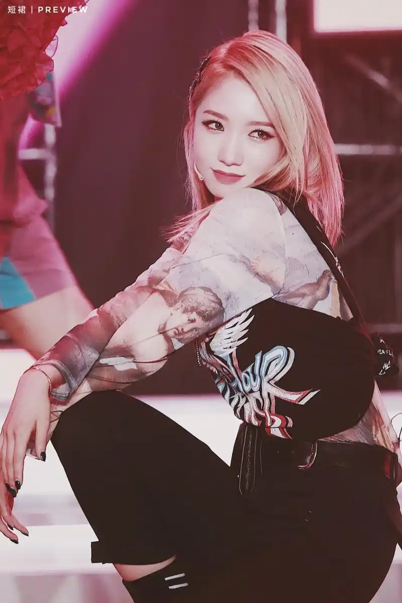 火箭少女101美图变身节舞台照精彩出炉!孟美岐眼神杀魅力无限!