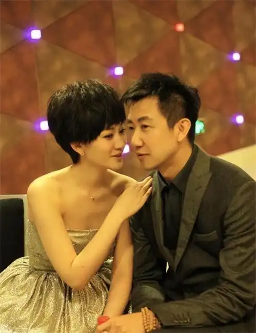 此时李小冉和鄢颇在谈恋爱,徐佳宁不敢表白,也不能插足,知道他怕失败