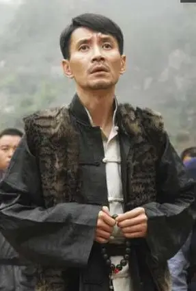 本是一名初中毕业修理工,却因一角家喻户晓,人称影视圈"怪咖"