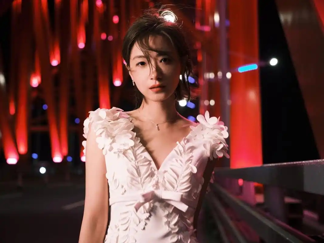 万茜v领白色连衣裙时尚写真