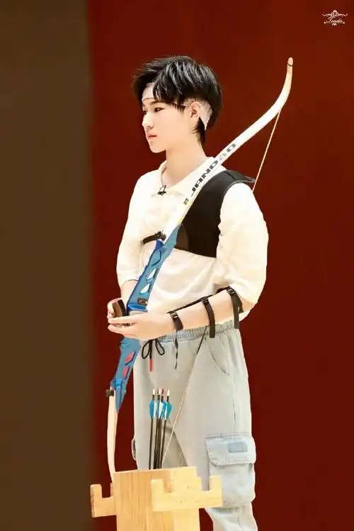 夏日捕娱季#最强体委张真源运动起来真的是太飒了吧篮球射箭样样就è