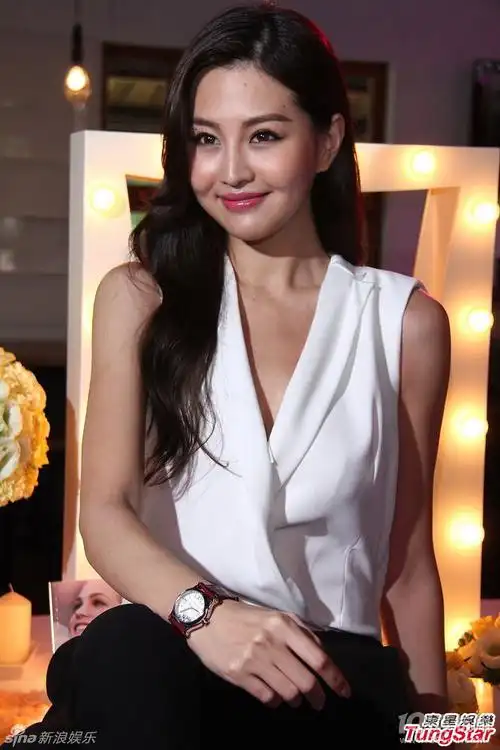 组图:王心凌为品牌站台露事业线秀女人味