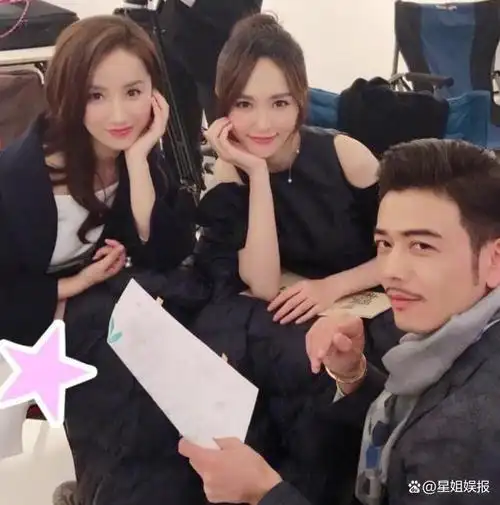 继杨洋组织军艺20年同学会后,唐嫣也回到中戏参加同学会,她毕业于中戏