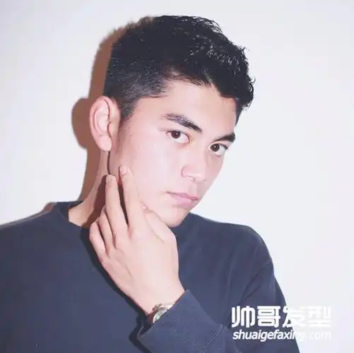 男生最新露额头短发 清爽帅气的男生短发图片(3)_男生短发_帅哥发型网