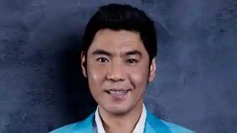 歌曲江山无限 歌手屠洪刚 填词邹静之 谱曲赵季平 歌词 五花马,青锋剑