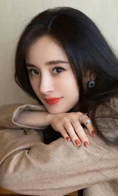 所以有人说杨幂 可能是娱乐圈最称职的老板,当年她近况复出带了四位