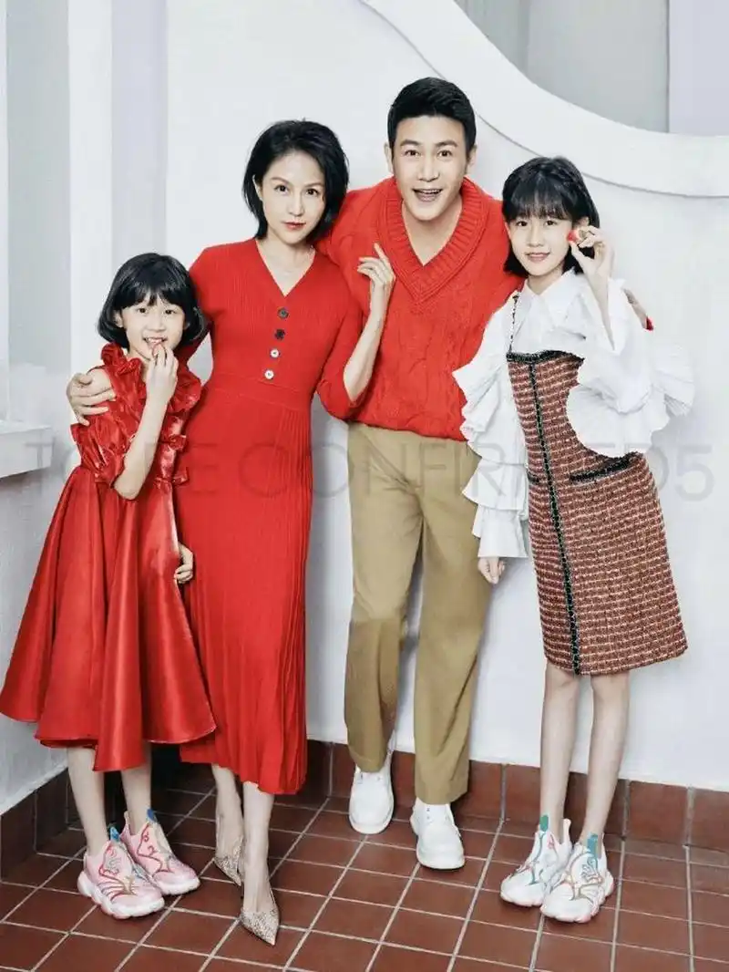 陆毅鲍蕾一家四口全家福照片,好养眼啊 女儿贝儿和小叶子一起出镜 一