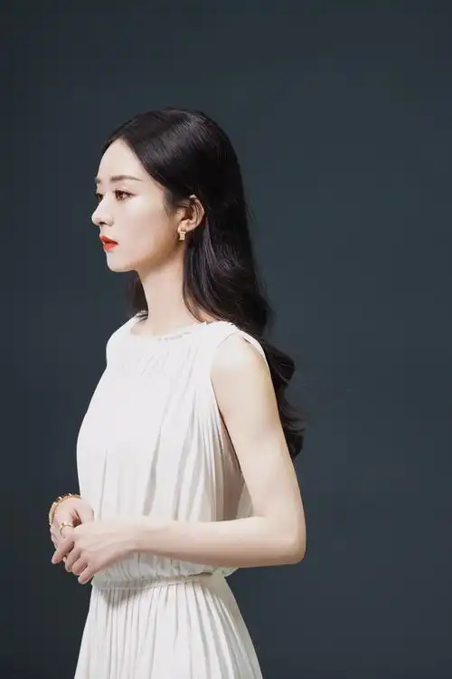 1/ 12 2021年2月3日讯,赵丽颖一组写真曝光.