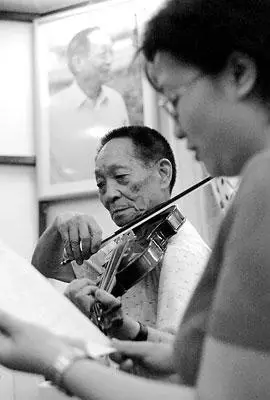 袁隆平在家中拉小提琴. 新华社发