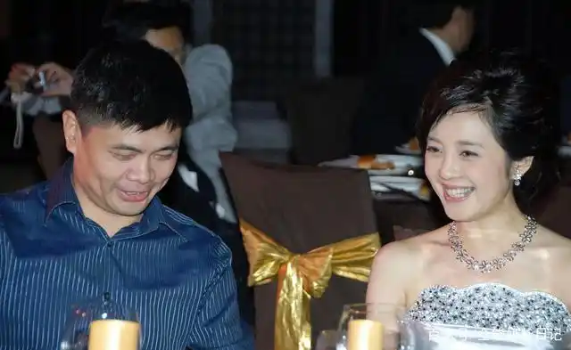 富豪丁健爱上前央视女主持,与原配摊牌后离婚,2个孩子都归前妻