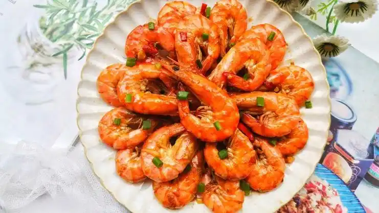 爆炒基围虾,无敌好吃的红烧大虾完成,尽情享用吧!