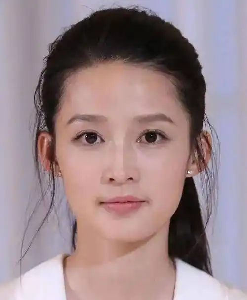 32岁李沁看秀生图:满脸痘笑容僵硬,与精修差别太大了_皮肤_状态_人生